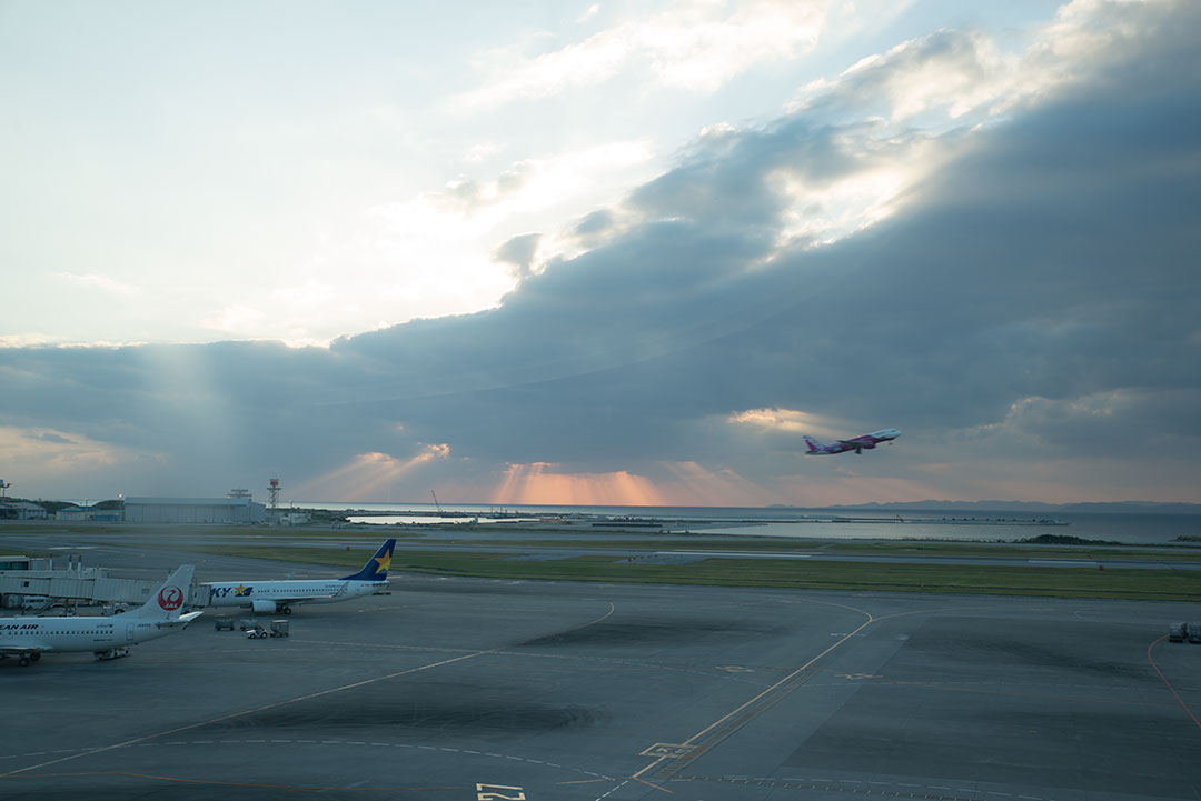 那覇空港にて