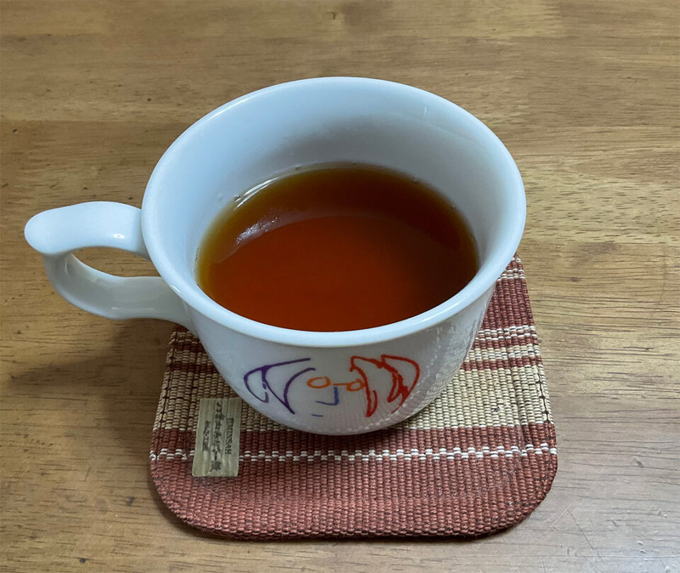 珈琲の粉と緑茶の茶葉をネルドリップ