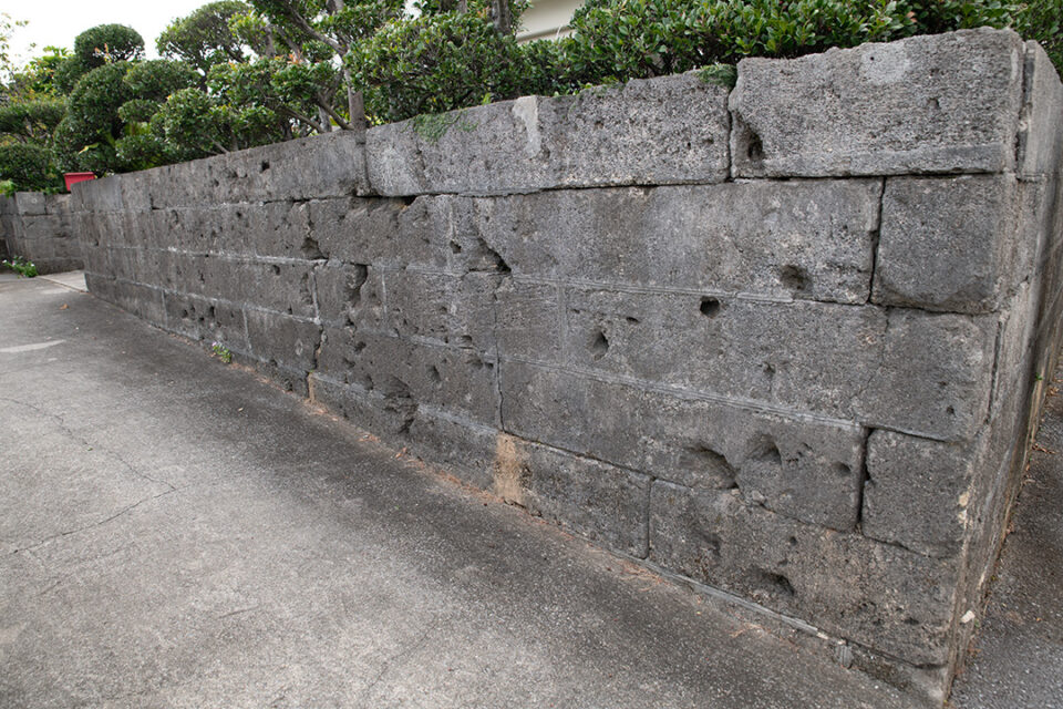 西原町小波津の民家の塀