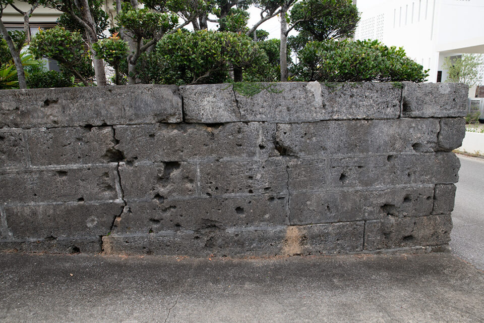 西原町小波津の民家の塀