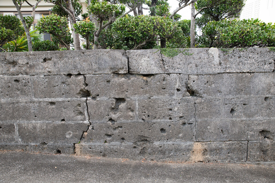 西原町小波津の民家の塀