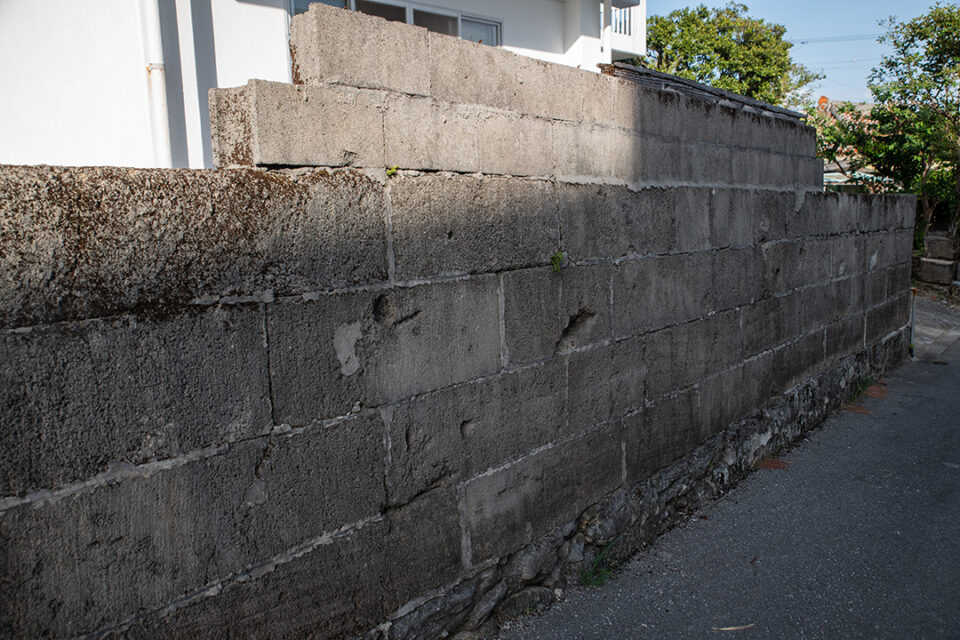 中城村伊集の民家の塀