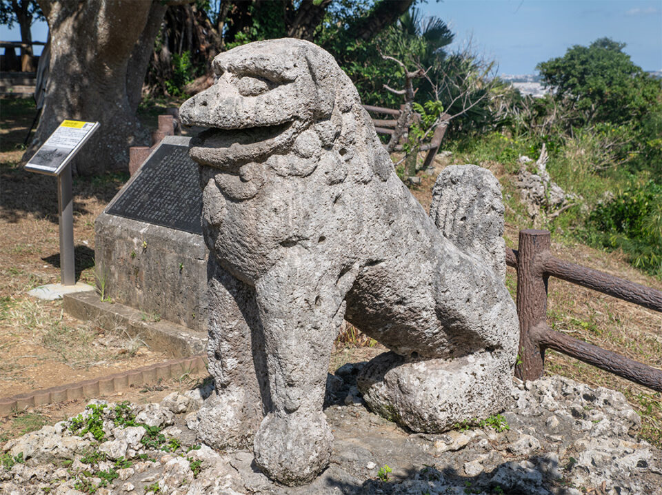 富盛の石彫大獅子（シーサー）の弾痕