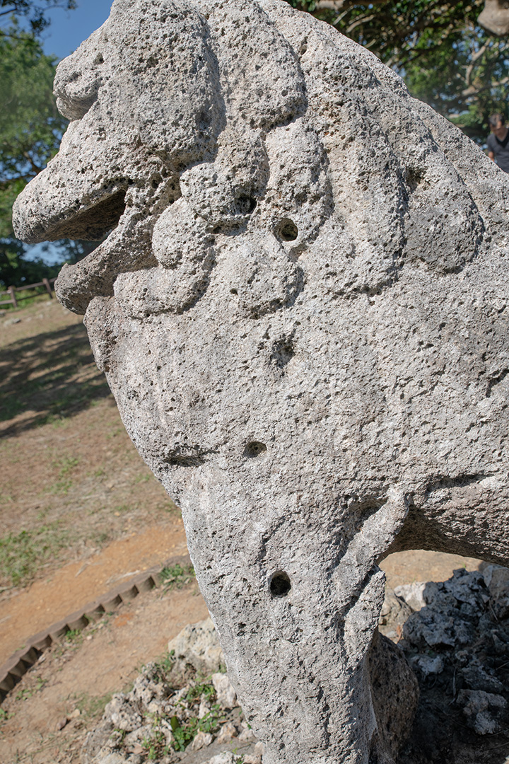 富盛の石彫大獅子（シーサー）の弾痕