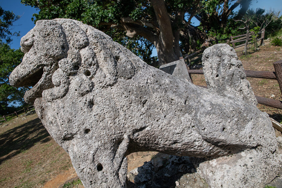 富盛の石彫大獅子（シーサー）の弾痕