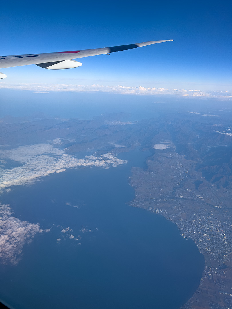 琵琶湖の向こうに若狭湾