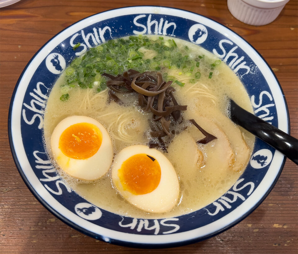 煮卵入りラーメン