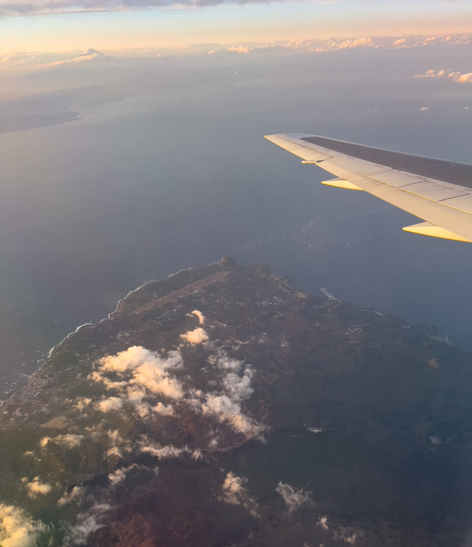 伊豆大島と富士山